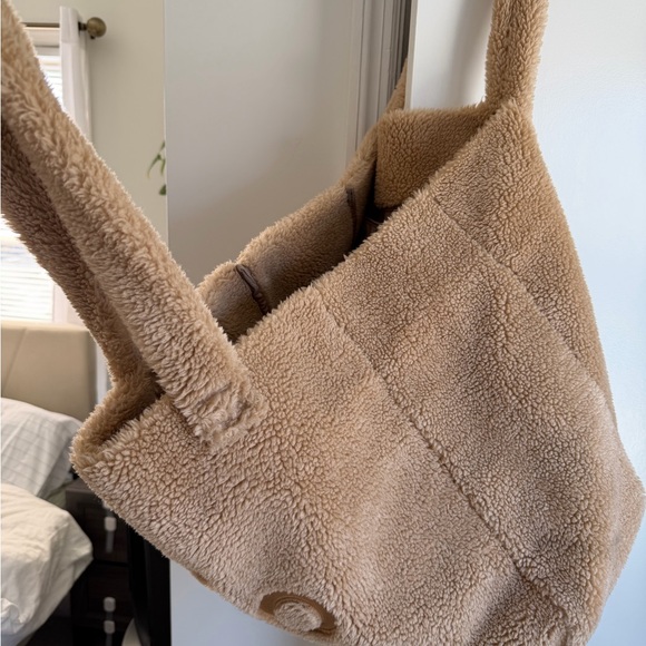 ALO Yoga Sherpa Tote in Tan - Picture 3 of 6